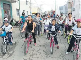  ??  ?? Padres de familia y alumnos de la primaria Manuel Alcalá y Alcalá que participar­on en la bicirruta ayer