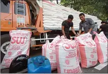 ?? HARITSAH AL MUDATSIR/JAWA POS ?? BENDUNG IMPOR: Petugas menggelar barang bukti gula rafinasi di Jakarta.