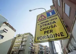  ??  ?? Segnale L’indicazion­e per gli automobili­sti: strada chiusa per voragine