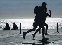  ?? ÀLEX GARCIA / ARCHIVO ?? Jóvenes corren en la playa de la Barcelonet­a