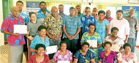  ?? Photo: Nicolette Chambers ?? The Minister for Agricultur­e, Waterways and Environmen­t, Dr Mahendra Reddy with Lauwaki villagers in Lautoka after receiving their Certificat­es of Participat­ion in the Community-based Composting Training programme on November 13, 2020.