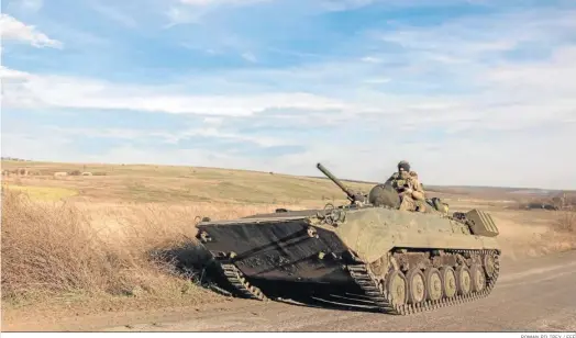  ?? ROMAN PILIPEY / EFE ?? Un tanque ucraniano, cerca de la localidad de Bakhmut, en la región de Donetsk.
