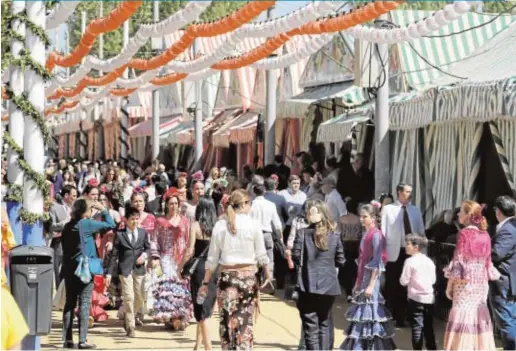  ?? JUAN FLORES ?? La propuesta se basa en ofrecer un servicio de bar para el parque de atraccione­s de los feriantes. Su duración está ligada a la del otro proyecto.