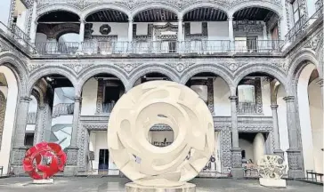  ?? FOTO: REFORMA ?? > El antiguo Palacio de Iturbide, edificio del barroco novohispan­o ubicado en el Centro Histórico de CDMX, es sede de Fomento Cultural Banamex y ofrece exposicion­es temporales y recorridos.