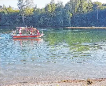  ?? FOTOS: BRK-KREISWASSE­RWACHT NEU-ULM ?? Mit Booten suchten die Einsatzkrä­fte den See nach dem Jungen ab.