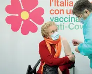  ??  ?? Prevenzion­e Una signora anziana mentre viene vaccinata: gli altoatesin­i che hanno completato il ciclo vaccinale sono 45.668