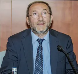  ??  ?? Al vertice Paolo Malvestiti, commercian­te di pelletteri­a e calzature, è a capo dell’Ascom da ormai 17 anni, quando subentrò a Ivan Rodeschini. Gli succederà Giovanni Zambonelli (foto in alto a destra)