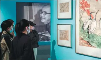  ?? JIANG DONG / CHINA DAILY ?? Visitors view artworks by Wang Xuetao at the Beijing show that runs until June 30.