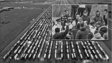  ??  ?? Schermutse­lingen tussen politie en truckers bij de grootste vrachtwage­nparkeerpl­aats van Engeland: in de buurt van Dover. (Foto: De Telegraaf)