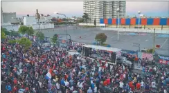  ?? PABLO CUARTEROLO ?? CLAMOR. El jueves, miles de hinchas se juntaron en Av. La Plata.