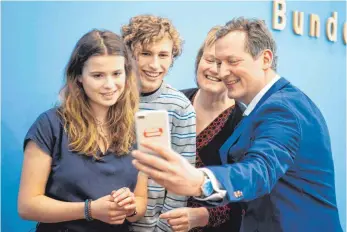  ?? FOTO: DPA ?? Ein Selfie mit den Schülern: TV-Star Eckart von Hirschhaus­en (rechts), Arzt und Wissenscha­ftsjournal­ist, in Berlin mit den Schülern Luisa Neubauer (links) und Jakob Blasel sowie Karen Helen Wiltshire, der stellvertr­etenden Direktorin des Alfred-Wegener-Instituts für Polar- und Meeresfors­chung.