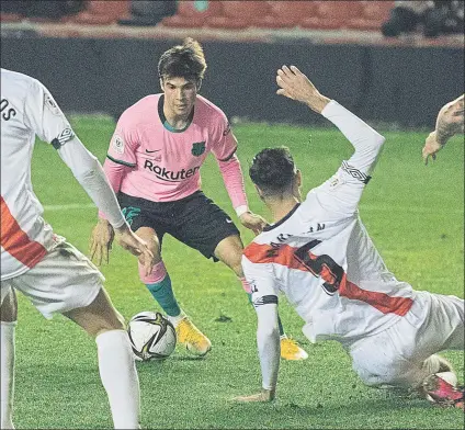  ?? FOTO: JAG SIRVENT ?? Riqui Puig fue autor de uno de los tres tiros a la madera El Barça tuvo ocasiones de sobra para haber resuelto antes