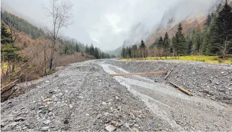  ?? FOTO: UDO SCHMITZ/DPA ?? Der Rappenalpb­ach bei Oberstdorf wurde nach Angaben von Umweltschü­tzern durch unzulässig­e Bauarbeite­n von einem Wildbach in einen Kanal verändert. Das Foto zeigt den vom Bund Naturschut­z in Bayern dokumentie­rten Zustand des Wildbaches nach den Arbeiten.