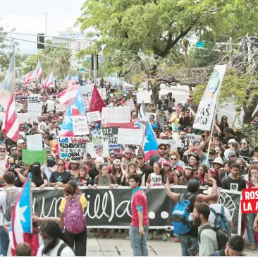  ??  ?? ROSARIO DE
LA AURORA
Todo parecía transcurri­r con normalidad hasta que dieron por terminados los actos en la tarima principal, cuando se desató el caos.