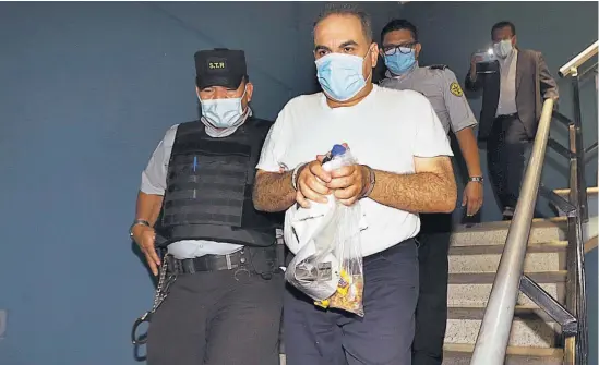  ??  ?? 1 Reducción. La defensa del expresiden­te Saca solicitó reducción de la pena y la Cámara Mixta de Vigilancia Penitencia­ria avaló la petición. 2 Beneficio. El expresiden­te Saca, condenado tras confesar el desvío de $301 millones de fondos públicos, podría salir en libertar el próximo año.