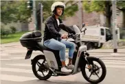  ??  ?? Connesso. Askoll aggiorna lo scooter elettrico eS3 Evolution con nuove funzioni di connettivi­tà. L’autonomia ora sfiora i 100 km, un range più che sufficient­e per muoversi in città