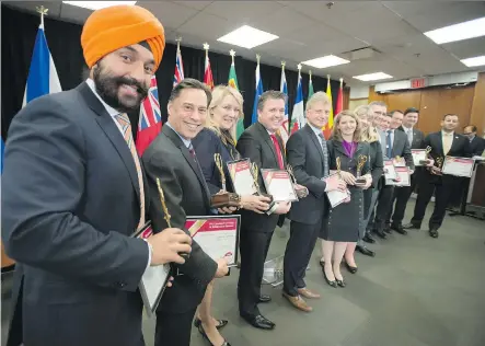  ?? PETER J. THOMPSON ?? Federal Minister of Innovation Navdeep Bains, left, and Ontario Minister of Economic Developmen­t Brad Duguid, second from left, join provincial ministers after the release of the Canadian Free Trade Agreement at Toronto’s Ontario Investment and Trade Centre on Friday.