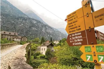  ??  ?? Airolo wird viel zu häufig links liegen gelassen. Über schmale Brücken und holpriges Pflaster führen die Wege oftmals in der noch recht ursprüngli­chen Leventina. Denn die Region steht im Schatten des mächtigen Gotthard‰Massivs.