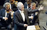  ??  ?? Senza bacchetta Il maestro Yuri Temirkanov da quasi trent’anni è il direttore stabile della Filarmonic­a di San Pietroburg­o