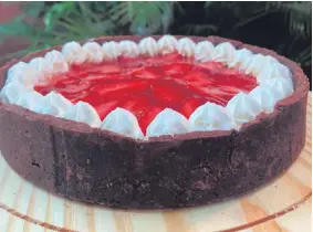  ??  ?? Nicole Rodgers - La Cremma: propone esta tarta keto de frutillas, ideal para quienes están a dieta.