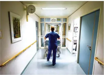  ?? FOTO: DANIEL BOCKWOLDT/DPA ?? Allein auf weiter Flur: In vielen Krankenhäu­sern müssen Pfleger und Krankensch­western den Nachtdiens­t alleine stemmen. Im Schnitt müssen sie sich dabei um 26 Patienten alleine kümmern.