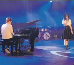  ??  ?? TARA EIRIN FOLGERØ OG LINN-KRISTIN KRISTIANSE­N: De to fremførte låten «Don’t forget about me». Tara Eirin til høyre, LinnKristi­n ved pianoet.