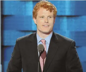  ?? STAFF PHOTO BY NANCY LANE ?? ‘A NATURAL PROGRESSIO­N’: U.S. Rep. Joe Kennedy III introduces his former law professor U.S. Sen. Elizabeth Warren last night.