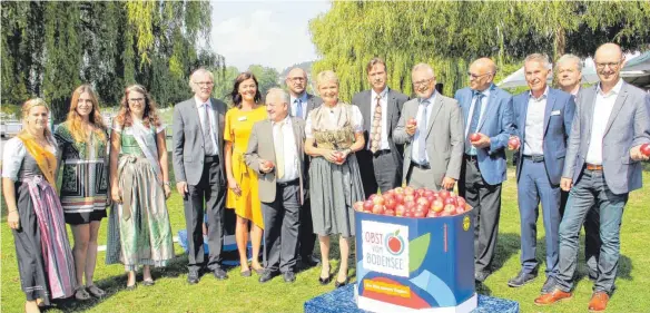 ?? FOTOS: SIG ?? Eine Ministerin, Hoheiten, Präsidente­n, Abgeordnet­e und Funktionär­e der Obstbranch­e vom Bodensee eröffnen am Donnerstag in Ludwigshaf­en die Apfelsaiso­n.