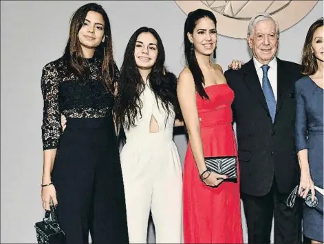  ??  ?? Ariadna (hija de Gonzalo), Aitana (hija de Álvaro) y Josefina (hija de Gonzalo) con su abuelo Mario Vargas Llosa, Isab bel Preysler y Tamara Falcó, en Nueva York