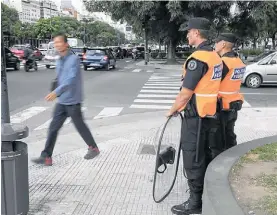  ?? DIEGO WALDMANN ?? En la vía pública. Agentes federales, el martes pasado.