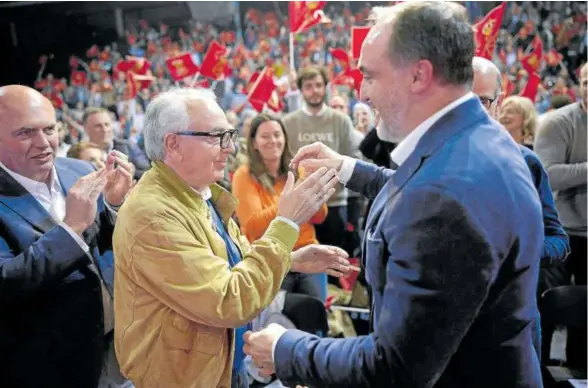  ?? ?? Javier Esparza, candidato de UPN, abraza a Miguel Sanz, expresiden­te del partido y expresiden­te del Gobierno de Navarra durante 15 años.