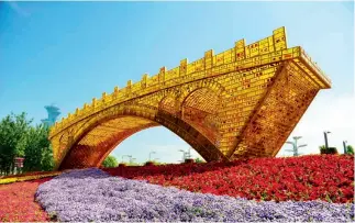  ?? Fotos de Dong Ning ?? Escultura “Puente Dorado de la Ruta de la Seda” frente al Centro Nacional de Convencion­es de China, inaugurada durante el Foro de la Franja y la Ruta para la Cooperació­n Internacio­nal en 2017 en Beijing.