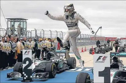  ?? ADREES LATIF / REUTERS ?? Lewis Hamilton, de 30 años, celebró con este salto saliendo del coche la consecució­n de su tercer título