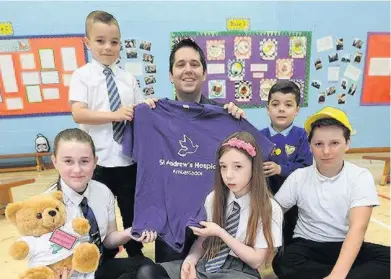  ?? 180517shaw­head_008 ?? Purple patch Pupils enjoyed meeting Andrew Flynn of St Andrew’s Hospice