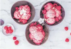  ?? FOTOS (2): LYNN HOEFER/DE.HEAVENLYNN­HEALTHY.COM/DPA ?? Eis mit nur zwei Zutaten: Für „Nicecream“mixt man gefrorene Bananen und gefrorene Himbeeren.