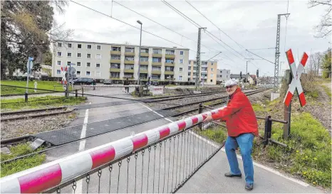  ?? FOTO: CHRISTIAN FLEMMING ?? Zu bleibt zu: Wolfgang Höscheler an der geschlosse­nen Schranke zum Hasenweidw­eg im Lindauer Gleisdreie­ck.