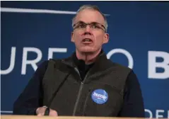  ??  ?? Mckibben speaking with supporters of U.S. Senator Bernie Sanders at Southern New Hampshire University.
Mckibben hablando con partidario­s del senador estadounid­ense Bernie Sanders en Southern New Hampshire University.