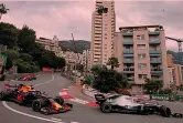  ?? GETTY ?? Podio e pista In alto Alberto di Monaco, 62 anni, premia Hamilton (a sin.) e Bottas dopo il GP 2019. Qui sopra Lewis in gara davanti a Verstappen e Vettel