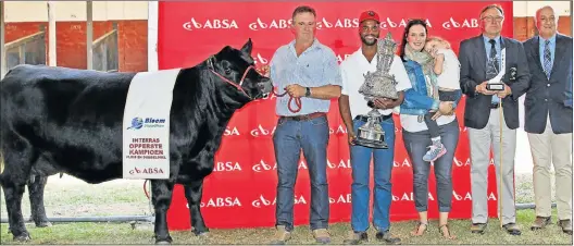  ?? Picture: JAN VAN DYK ?? UDDER POWER: Milagro Power 1324 was crowned Inter-Breed Supreme Champion at the National Angus Championsh­ip in Bloemfonte­in last week. Standing with her is owner Andrew Masterson, handler Danwill Daniels, Masterson’s wife and daughter Colette and Amy,...