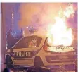  ?? FOTO: DPA ?? Am Samstag brannte auch ein Polizeiwag­en in Paris.