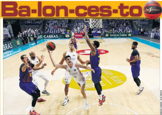  ??  ?? El base del Madrid Carlos Alocén encaró así el aro del Barça el pasado domingo, en el primer partido de la final, con Mirotic, Higgins y Davies tratando de defenderlo en la zona.