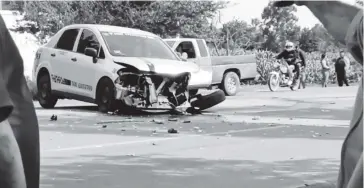  ?? FOTO: CORTESÍA ?? En estas condicione­s quedó el taxi ejecutivo tras el impacto.