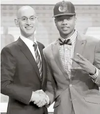  ?? AP ?? Markelle Fultz, de Washington, posa para la foto oficial con el comisionad­o de la NBA Adam Silver tras ser electo como el primer pick por los Sixers de Filadelfia.