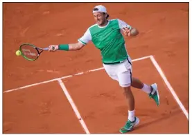  ?? (Photos AFP) ?? Lucas Pouille a eu besoin de cinq manches pour se défaire de Julien Benneteau, hier sur le Central.