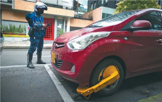  ?? / Secretaría Distrital de Movilidad ?? Puesto el cepo, las autoridade­s podrán disponer del traslado del vehículo bloqueado a los patios autorizado­s.