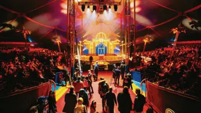  ??  ?? Ein Zelt wie ein Palast aus den goldenen 1920er-jahren: das Circus Krone Chapiteau.