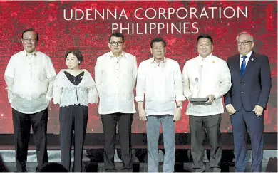  ??  ?? UDENNA Corporatio­n’s Dennis Uy (second from right) receives his trophy as the Young Entreprene­ur of the Year.