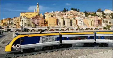  ??  ?? Les trains Lego de Bastien sillonnent la ville de Menton et font découvrir les façades du centre ancien ou l’esplanade des Sablettes sous un autre angle… miniature.