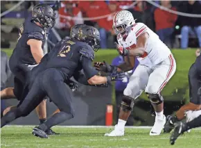  ?? ADAM CAIRNS/COLUMBUS DISPATCH ?? Ohio State tackle Thayer Munford, seen blocking against Northweste­rn in 2019, said he was 80% healthy last year but is full-go now.