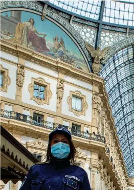  ??  ?? Controlli Poliziotte in Galleria Vittorio Emanuele a Milano durante i controlli per verificare le giustifica­zioni da parte dei cittadini per spostarsi in città. Nel merito, ogni Regione è intervenut­a con proprie ordinanze